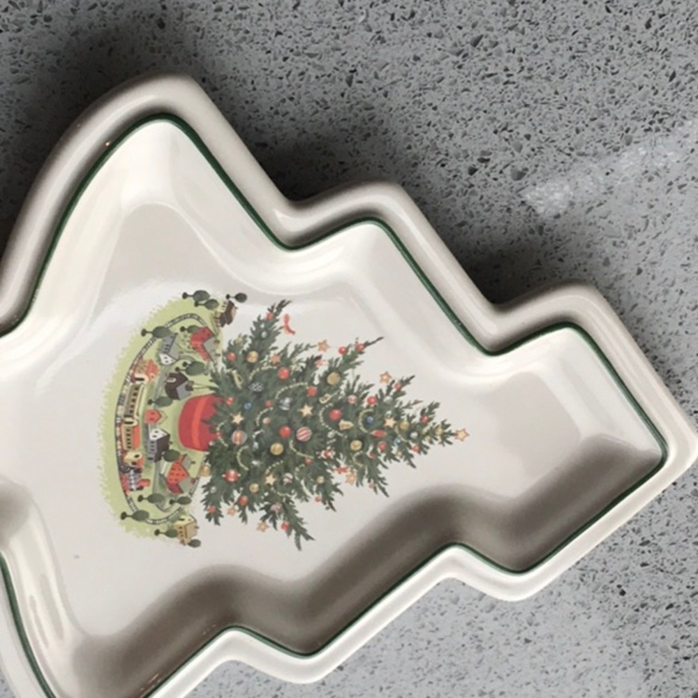 Cute Christmas cookie plate in shape of tree